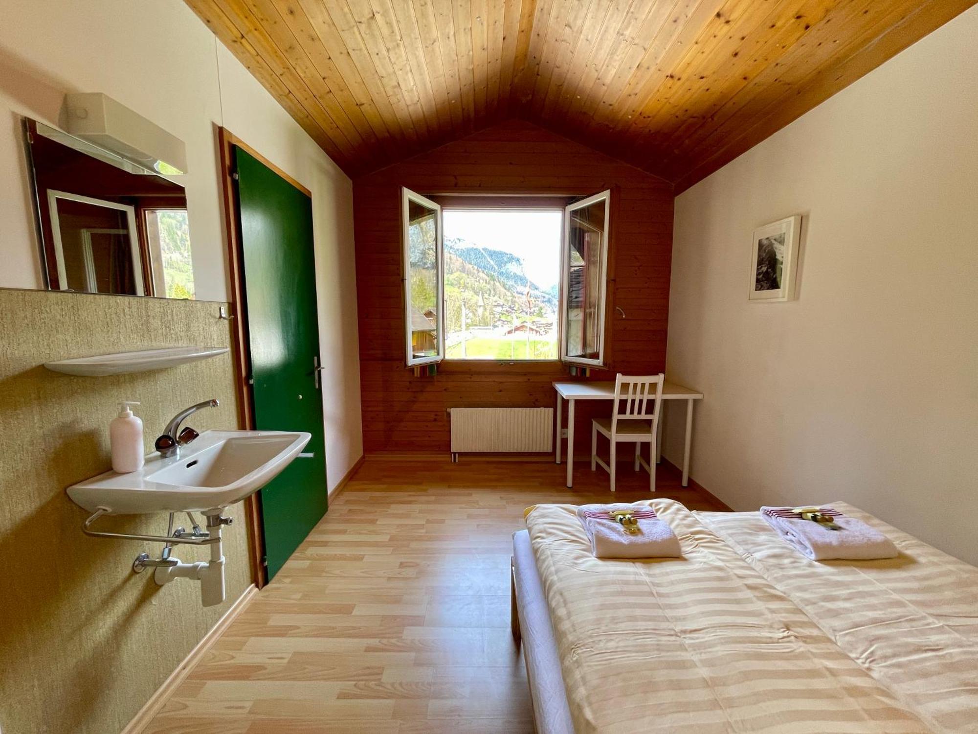 Alpine Base Hostel - Adults Only Lauterbrunnen Exterior photo