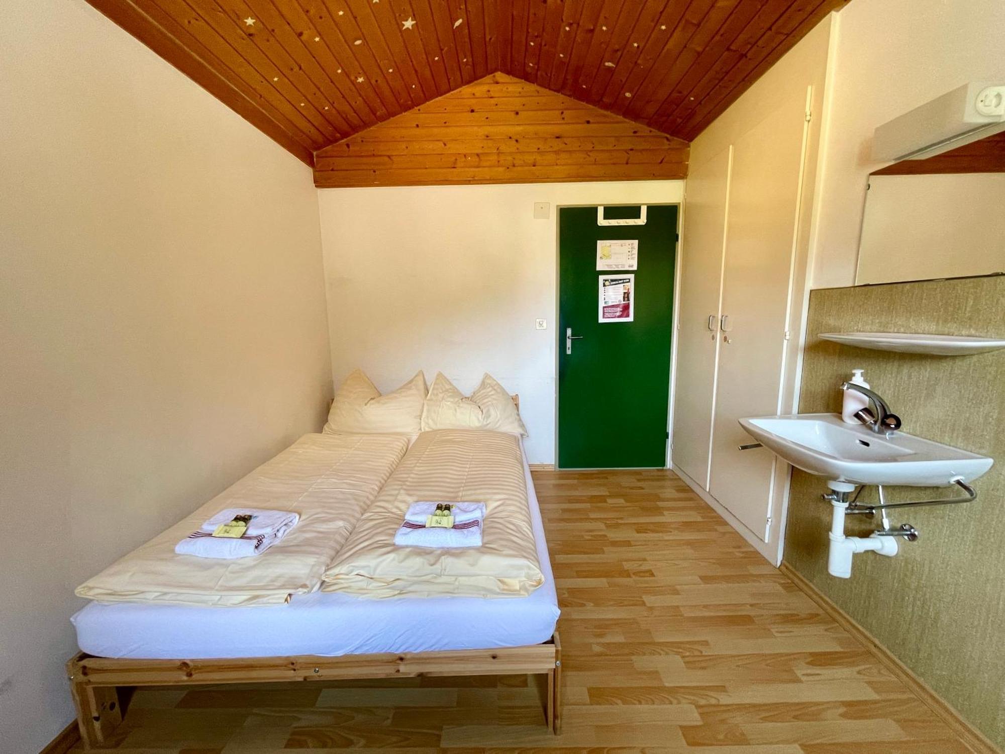 Alpine Base Hostel - Adults Only Lauterbrunnen Exterior photo