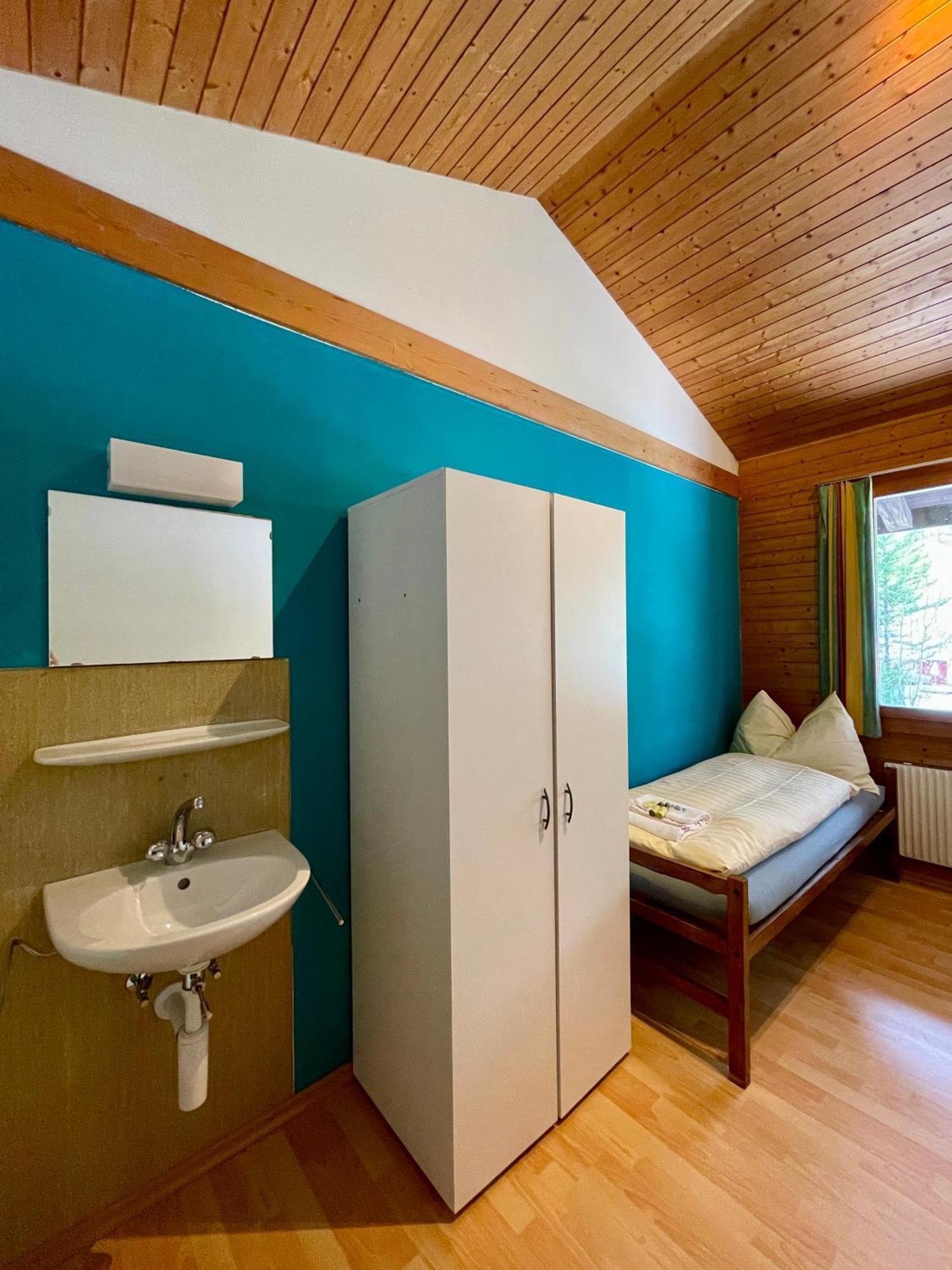 Alpine Base Hostel - Adults Only Lauterbrunnen Exterior photo